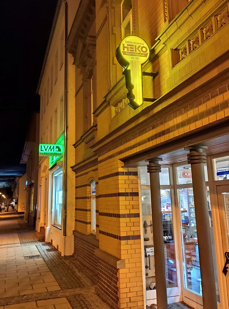 Geschäft bei Nacht